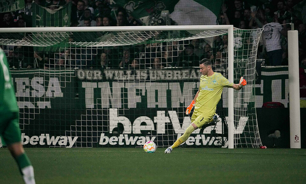 Jiri Pavlenka schießt den Ball.