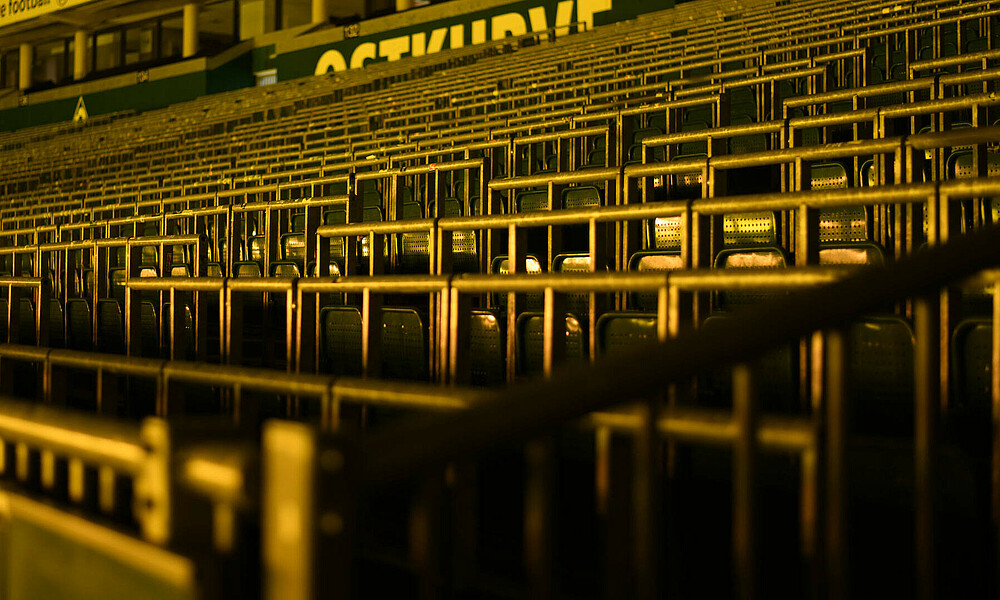 null Stehplätze in der Ostkurve des Weserstadions, es ist Nacht
