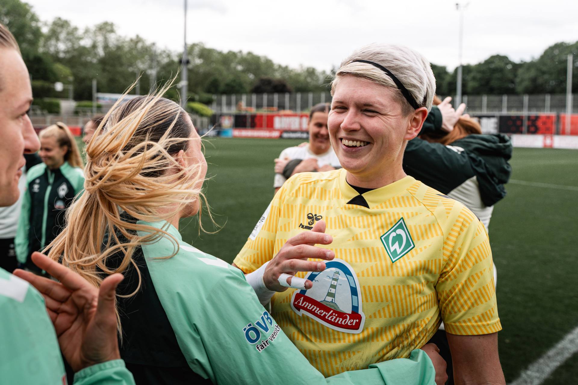 Vanessa Fischer lächelt und jubelt mit ihrer Mannschaft nach dem Sieg gegen Leverkusen.