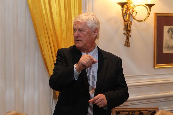 Max Lorenz steht und spricht.