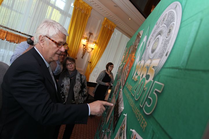Max Lorenz sieht sich eine Wand an. Es geht um die Ehrung zur Meisterschaft von 1965.