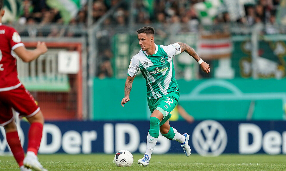 null Marco Friedl beim Dribbling