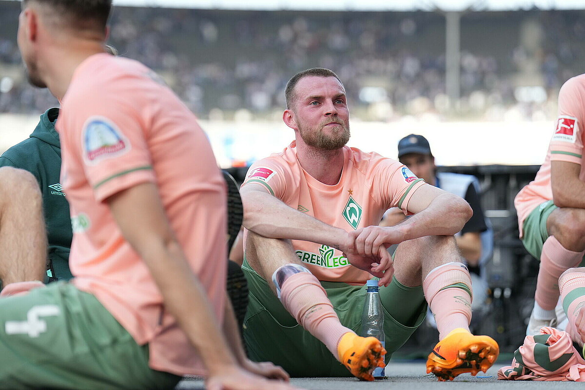 Marvin Ducksch sitzt auf dem Boden. 