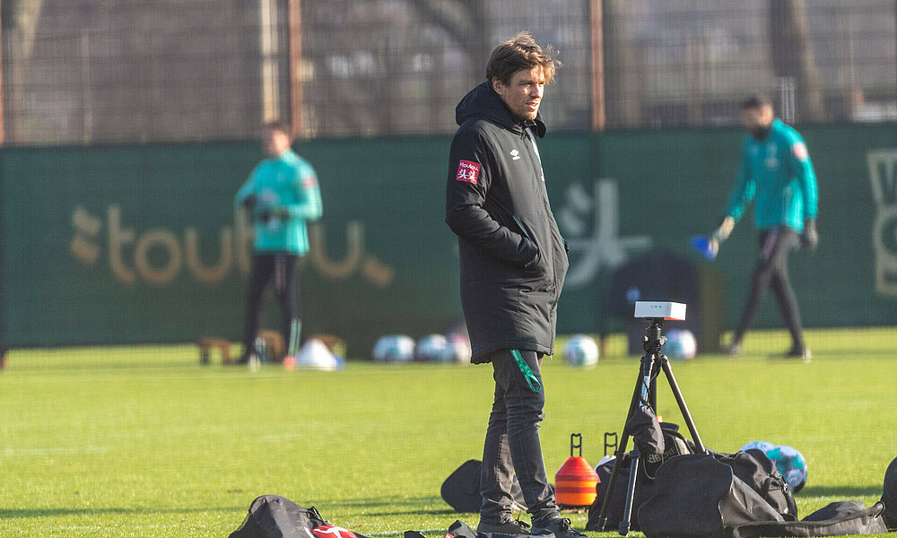 Clemens Fritz am Rande des Werder-Trainings.