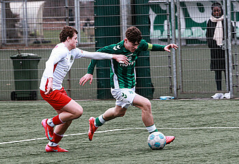 Ein Spieler läuft mit dem Ball am Fuß. 