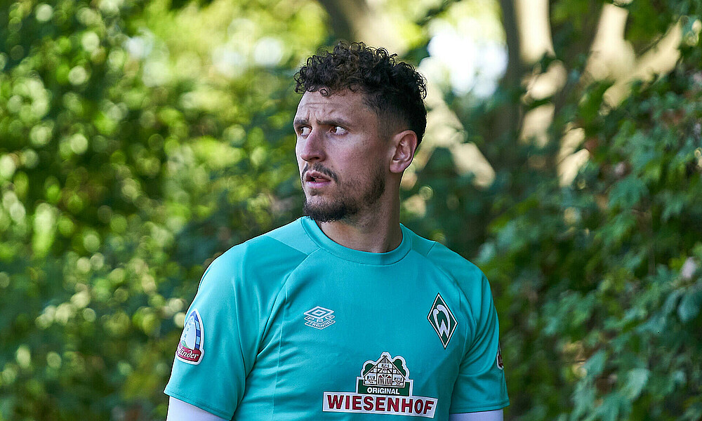 null Milos Veljkovic guckt skeptisch auf dem Weg zurück in die Kabine.