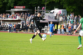 null Michael Zetterer mit Ball am Fuß.