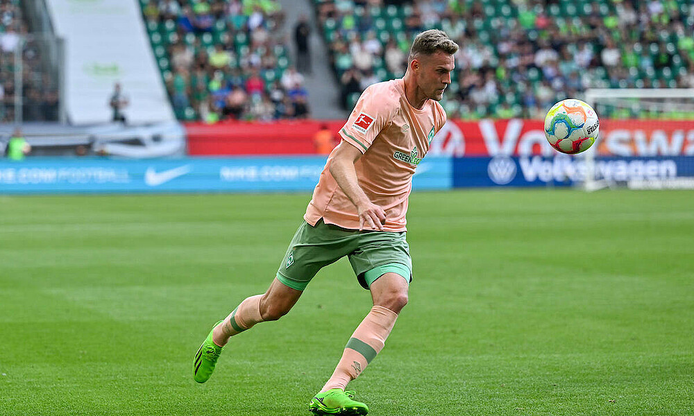 Marvin Ducksch auf dem Spielfeld am Ball
