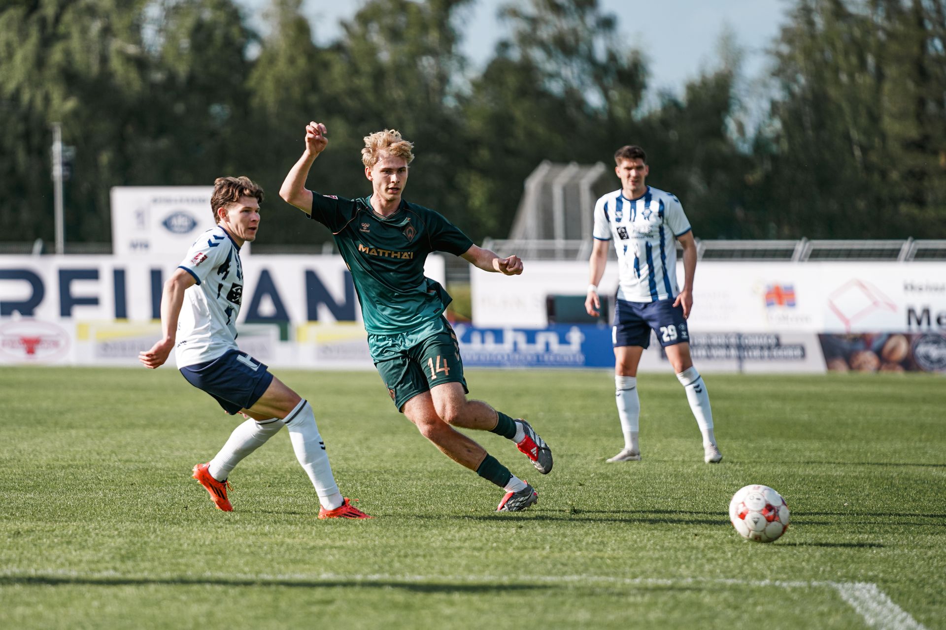 Lennart Baum spielt einen Pass.