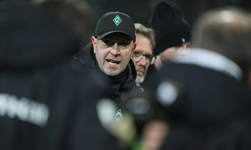 Ole Werne spricht im Kreis zu seiner Mannschaft.