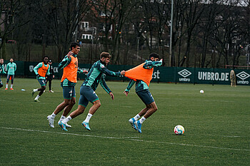 null Füllkrug zieht Dinkci am Trikot