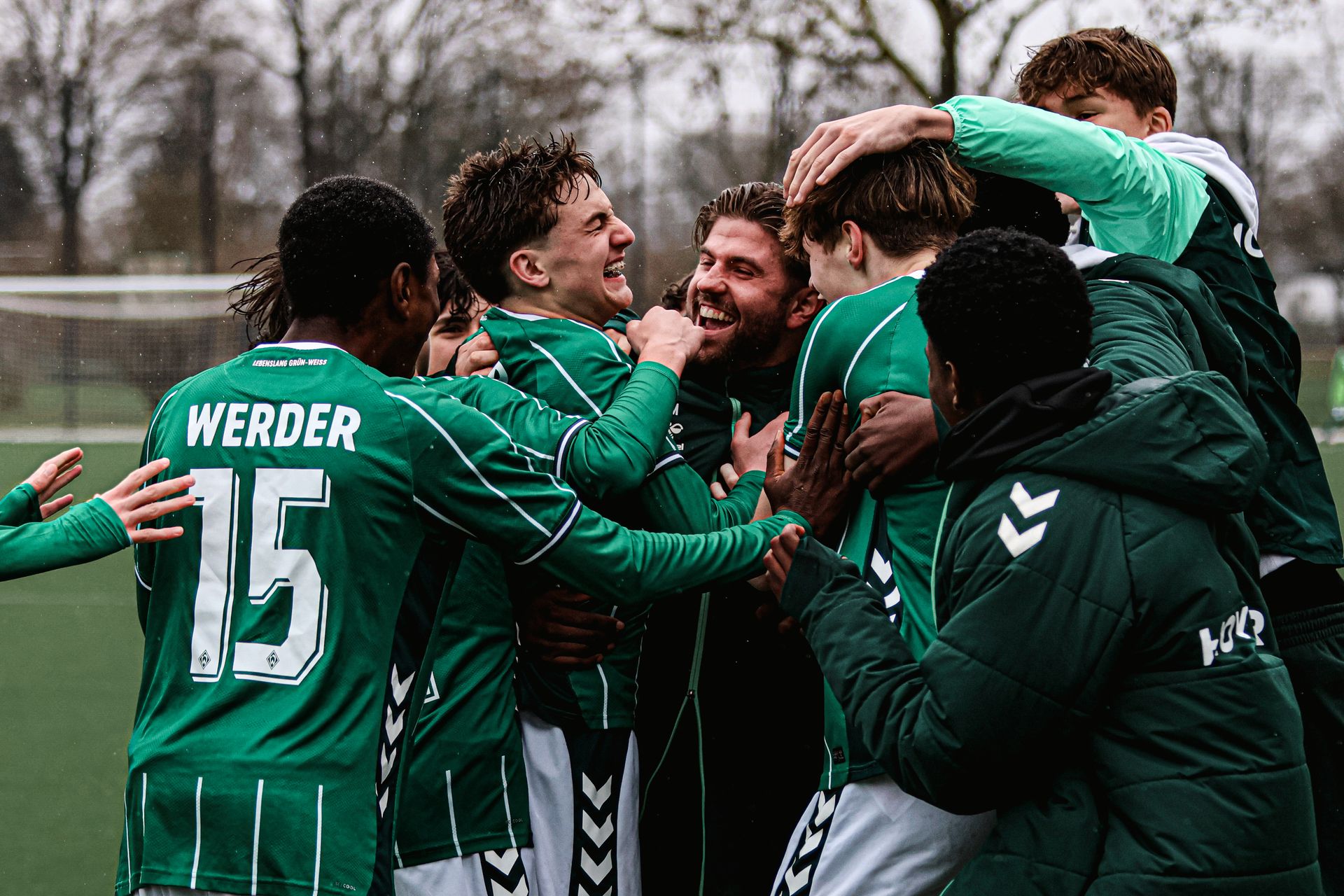 Die Spieler jubeln gemeinsam.