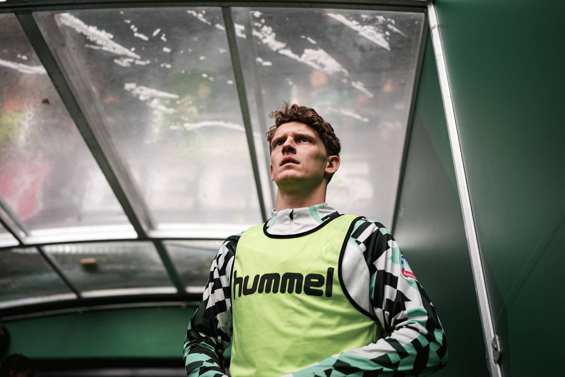 Jens Stage mit einem Leibchen im Spielertunnel.