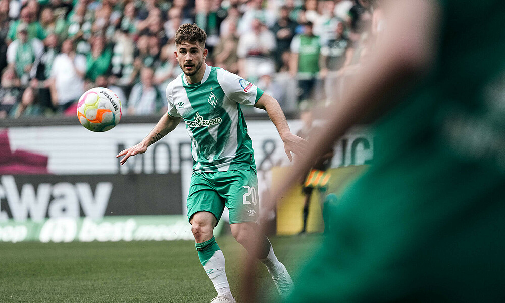 null Romano Schmid mit Ball am Fuß.