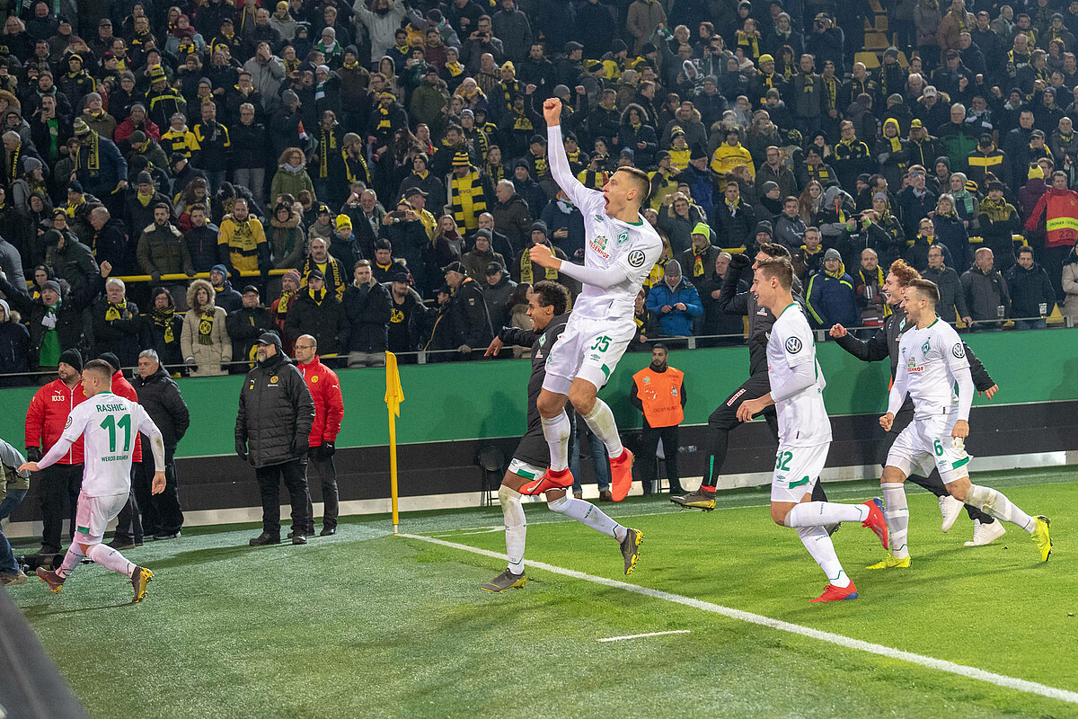 Werderspieler jubel über den Sieg im DFB-Pokal gegen den BVB.
