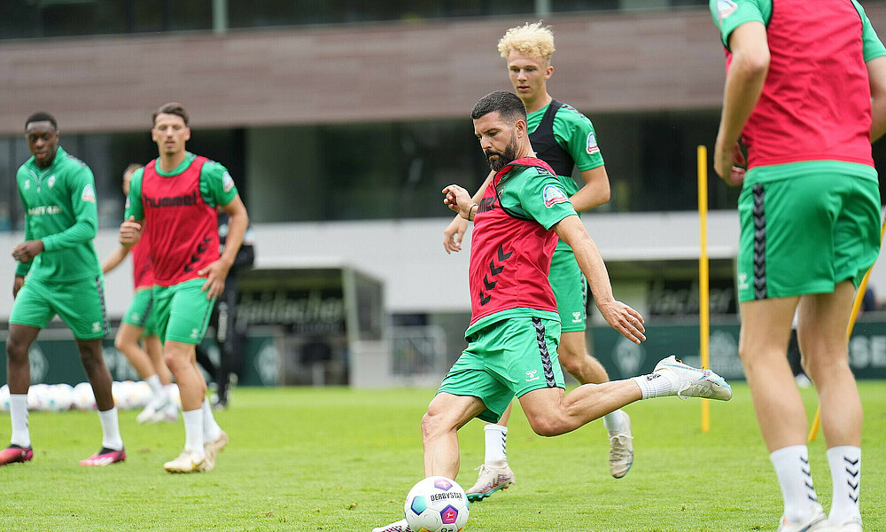null Tony Jung spielt einen Ball.