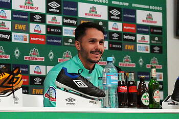 null Leonardo Bittencourt in der Mixede Zone.