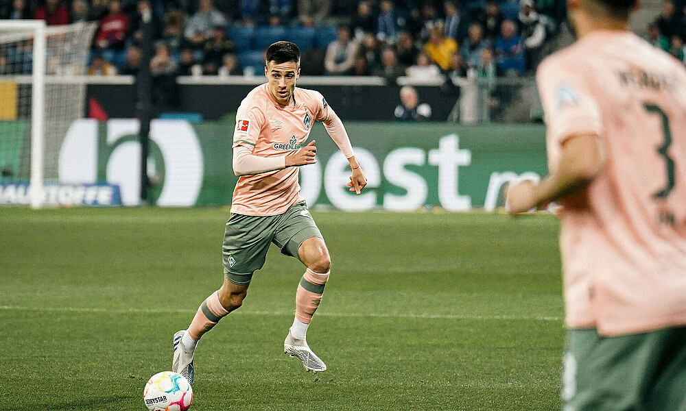 null Ilia Gruev mit Ball am Fuß.
