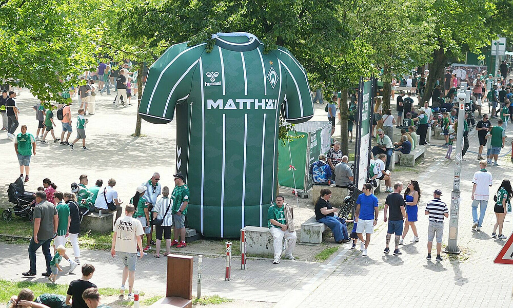 null Schmid sucht einen Abschluss von der Strafraumkante.