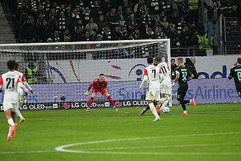 null Michael Zetterer bereitet sich auf einen Torschuss vor.