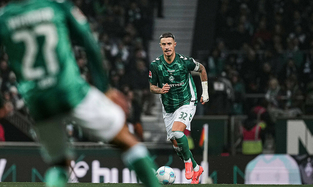 Marco Friedl mit Ball am Fuß. 