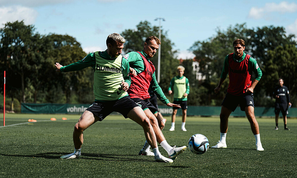 Christian Groß im Zweikampf mit Mitchell Weiser. 