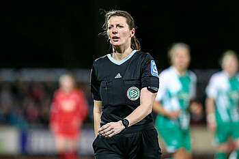 Annika Kost im schwarzen Schiedsrichter-Outfit. 