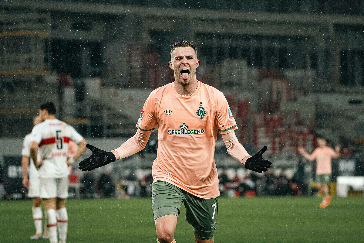 Marvin Ducksch bejubelt seinen Treffer, indem er die Zunge herausstreckt und die Arme vom Körper ausstreckt.