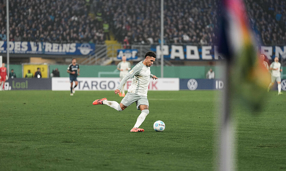 Justin Njinmah schießt. 