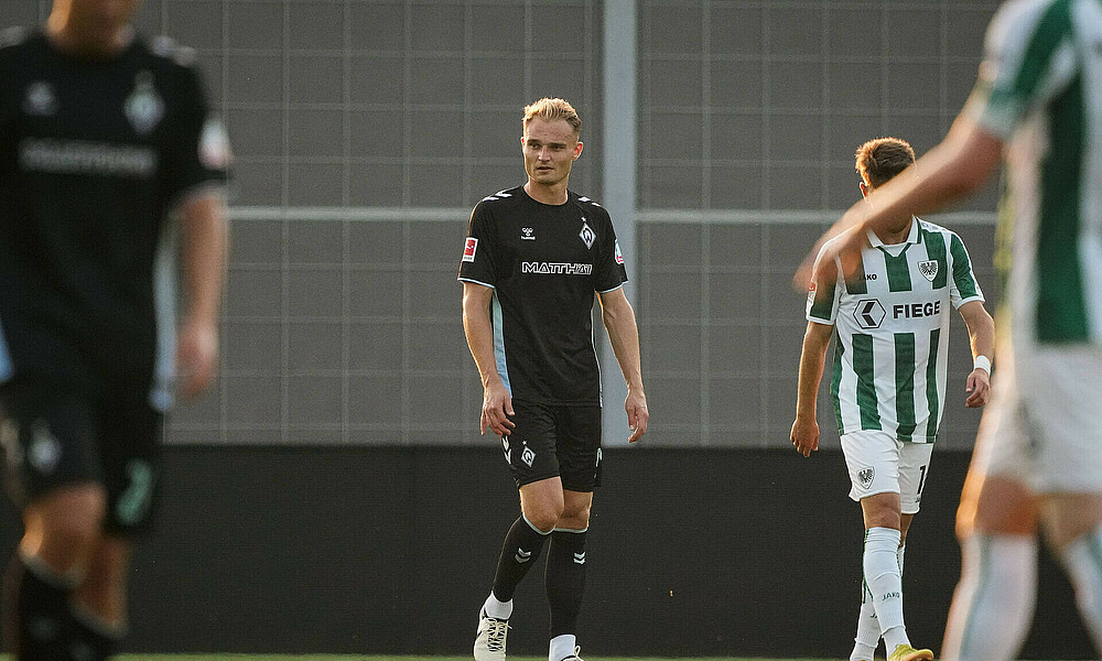 Amos Pieper geh auf dem Rasen.