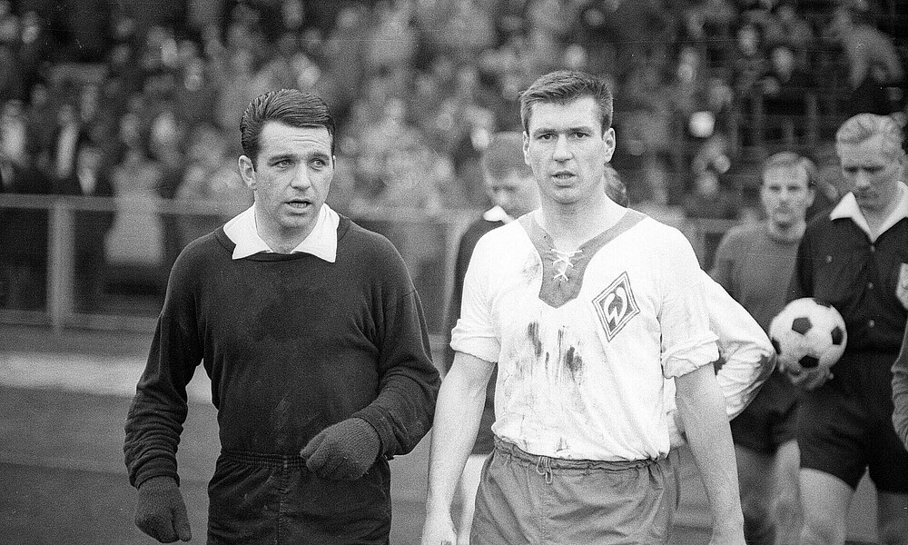 Bernard geht über den Platz. 