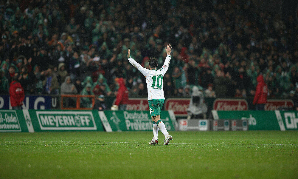 null Diego hält seine Arme nach oben.