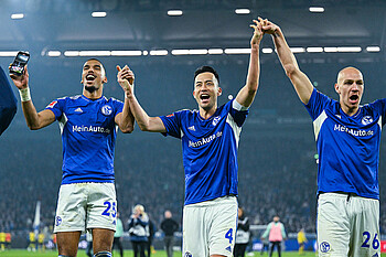 Yoshida und seine Mitspieler Lenz und Frey feiern nach einem Sieg ihrer Mannschaft.