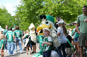 null Möwe Toni macht ein Bild mit einem jungen Werder-Fan.