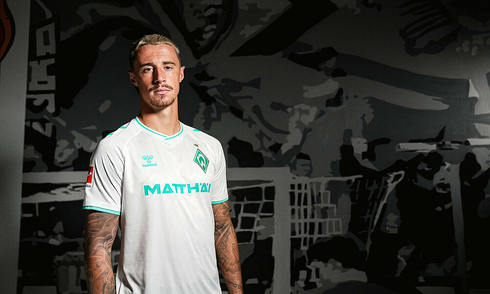 null Marco Friedl im neuen Away-Trikot.