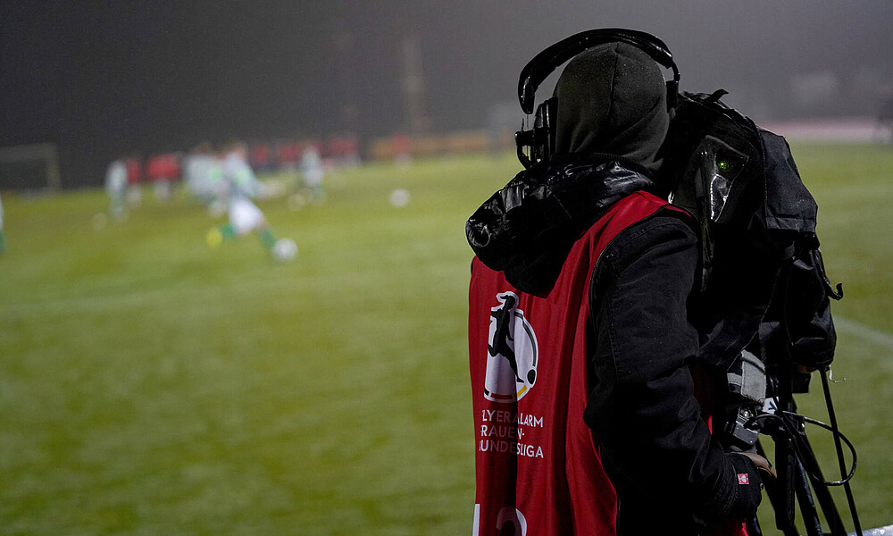 null Videokamera steht am Spielfeldrand