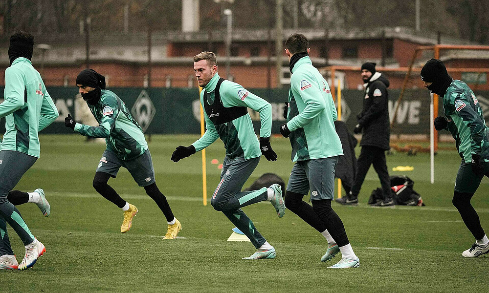 Marvin Ducksch zieht beim Training einen Sprint an.