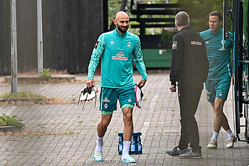 Ömer Toprak auf dem Weg zum Training.