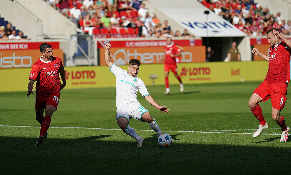 null Fans des SV Werder überreichen eine Petition