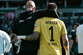 Zetterer im Arm mit Vander von hinten zu sehen