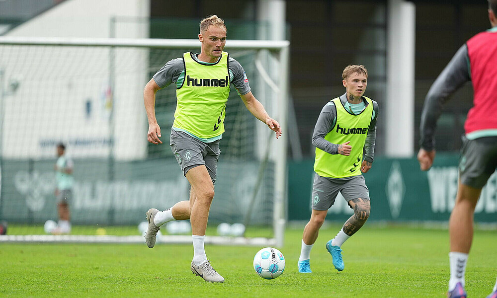 null Amos Pieper mit dem Ball am Fuß.