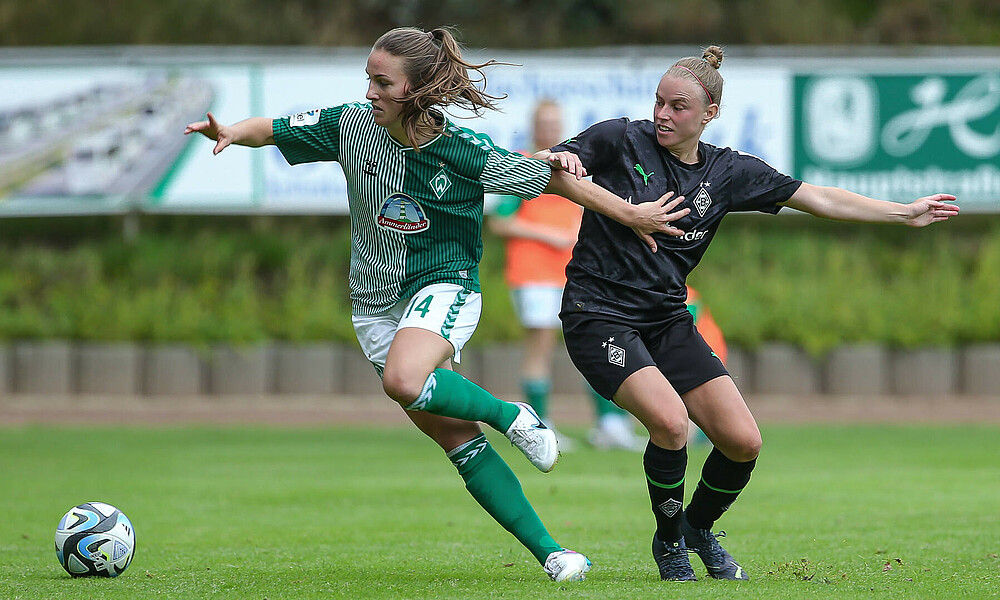 null MicGladbacher Spielerin.haela Brandenburg im Zweikampf mit einer