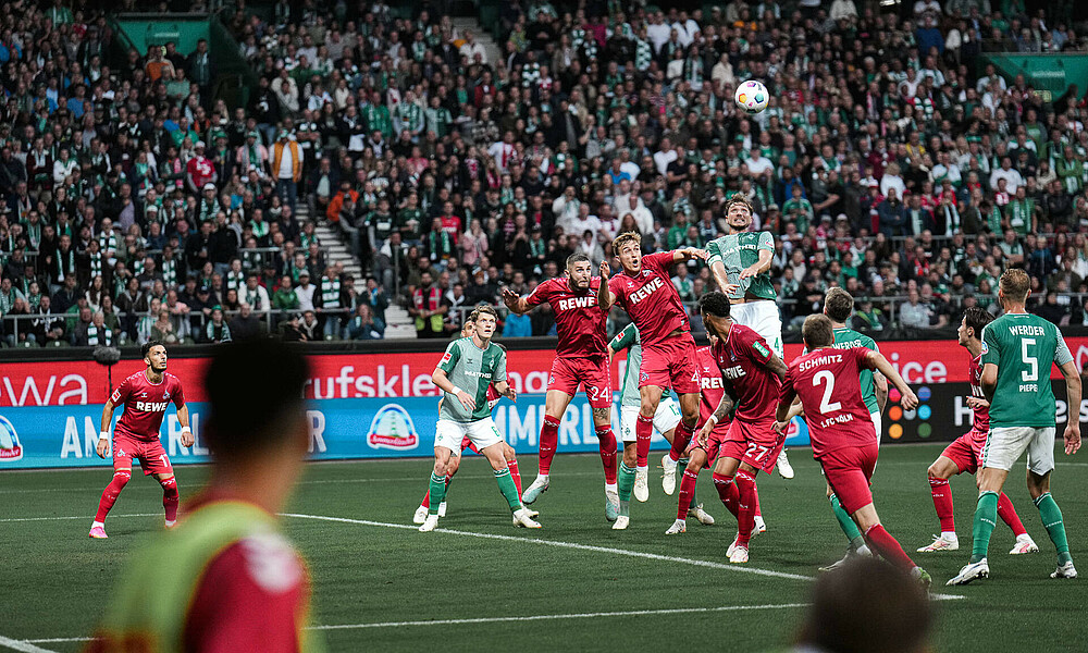 Eine hohe Hereingabe in den Strafraum. 