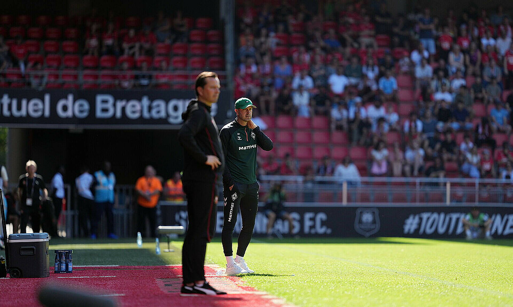 Ole Werner steht am Seitenrand beim Testspiel gegen Stade Rennes. 
