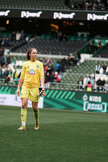 Livia Peng im gelben Torwart-Trikot im Weserstadion