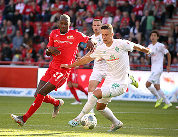 null Marco Friedl im Duell mit Sheraldo Becker.