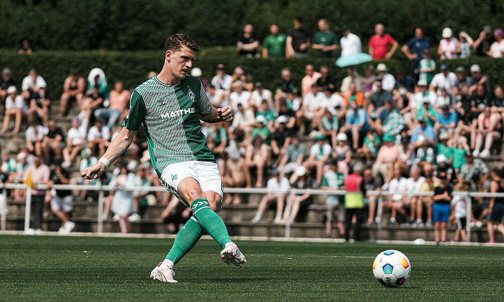 Jens Stage spielt einen Pass. 