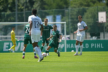 Romano Schmid mit dem Ball am Fuß. 
