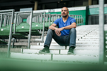 null Yasin Seiwasser sitzt auf den Stufen der Ostkurve.