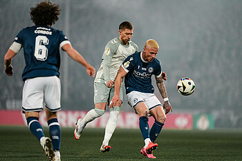 Mitchell Weiser im Duell mit einem Bielefelder Spieler um den Ball im Pokalspiel